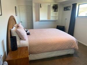 Schlafzimmer mit einem Bett und einem Fenster in der Unterkunft Location Location Location in Cromwell
