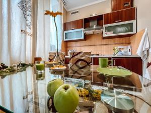 Кухня або міні-кухня у Apartment on Fedorova
