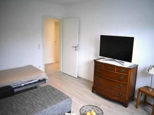 Bögi's Ferienwohnung في لايبهايم: غرفة نوم مع تلفزيون فوق خزانة ملابس