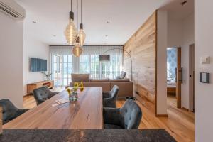 a dining room and living room with a wooden table and chairs at Apartment am Grundlsee in Grundlsee