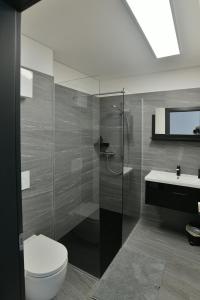 La salle de bains est pourvue d'une douche, de toilettes et d'un lavabo. dans l'établissement Motel Afia, à Cama