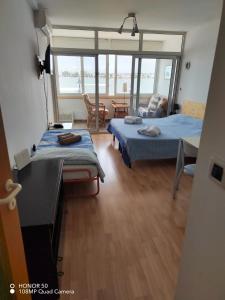 um quarto com 2 camas e uma mesa com uma secretária em Apartment Bellavista - Umag em Umago