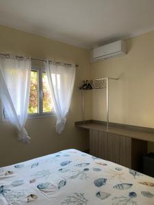 - une chambre avec un lit et une fenêtre dans l'établissement Casa da Ju, à Arcos de Valdevez