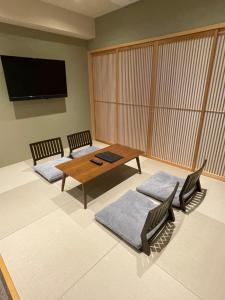 京都市にあるサクラクロスホテル京都清水のリビングルーム(椅子2脚、テーブル付)