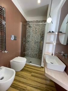 La salle de bains est pourvue d'une douche, de toilettes et d'un lavabo. dans l'établissement BB4U Apartments al Massimo, à Palerme