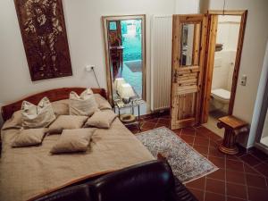 una camera da letto con un letto con cuscini sopra di Alte Schmiede a Lüneburg