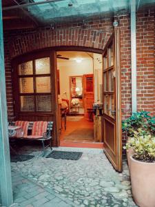 einen Eingang zu einem Backsteingebäude mit offener Tür in der Unterkunft Alte Schmiede in Lüneburg