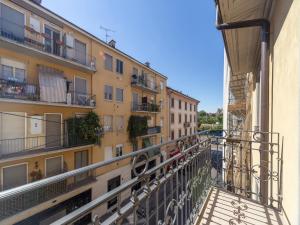 einen Balkon eines Apartmenthauses mit Balkon in der Unterkunft The Best Rent - Spacious three-bedroom apartment with terrace in Mailand