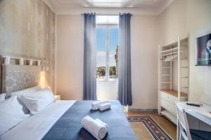 a bedroom with a bed with two towels on it at Casa Échelle in Rome