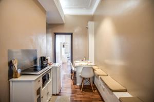 a small kitchen with a counter and a table at Casa Échelle in Rome