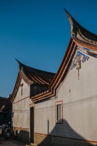 a building with a blue sky in the background at 島中大厝 in Jinhu
