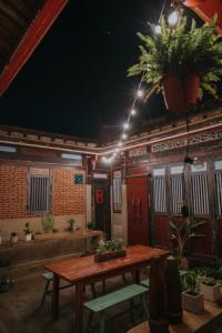 un patio con tavolo, sedie e piante in legno di 島中大厝 a Jinhu