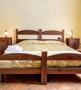 Tenuta Montelaura في Forino: سرير في غرفة نوم مع مواقف ليلتين