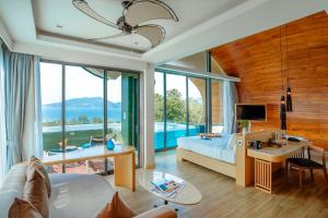En TV eller et underholdningssystem på Crest Resort & Pool Villas - SHA Extra Plus