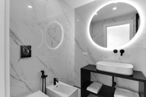 Koupelna v ubytování Caralis Suites Rooms + 14 fotografií