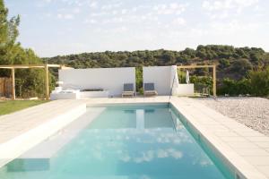 The swimming pool at or close to Espacio Natural Még 35 kép