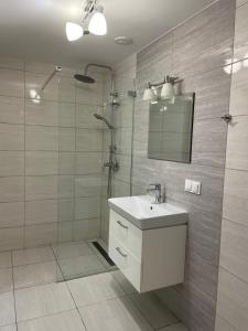 Dom Gościnny في ميكووايكي: حمام مع حوض ودش ومرآة