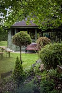 una casa con una mesa y un árbol en el patio en MPM Sport HOTEL, en Radomsko