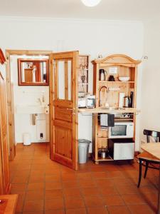 リューネブルクにあるMünzerstubeのドアとテーブル付きのキッチンが備わる客室です。