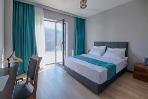 Una cama o camas en una habitación de Hotel GENI Kazbegi