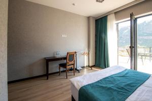 Una cama o camas en una habitación de Hotel GENI Kazbegi
