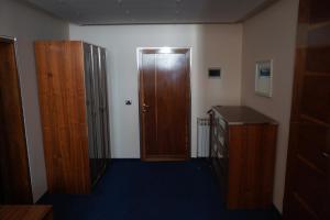 Pokój z 2 drewnianymi szafkami i drzwiami w obiekcie Hotel Brass w Sarajewie