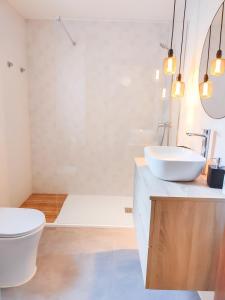 奇克拉納－德拉弗龍特拉的住宿－Apartamento Sol y Sal，浴室配有白色卫生间和盥洗盆。