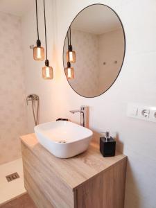 奇克拉納－德拉弗龍特拉的住宿－Apartamento Sol y Sal，浴室设有白色水槽和镜子