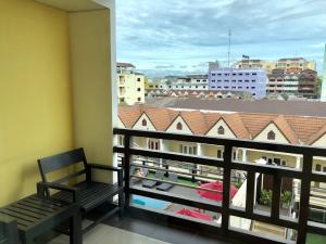 balcone con panchina e vista sulla città di Golden Sea Pattaya - SHA Extra Plus a Centro di Pattaya