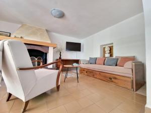 een woonkamer met een bank en een open haard bij House Nono Bepo in small Istrian village - Kuca Nono Bepo u mirnom istarskom selu in Brtonigla