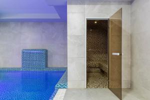 Bazén v ubytování Premium hotel & SPA nebo v jeho okolí