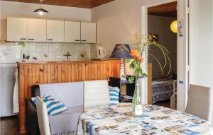 アヌヴィル・シュル・メールにあるAwesome Home In Anneville Sur Mer With 2 Bedroomsのキッチン(花瓶付きのテーブル付)