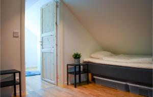 Habitación pequeña con cama y puerta en 2 Bedroom Amazing Home In Fjlkinge, en Fjälkinge