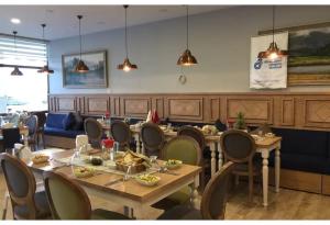comedor con mesa y sillas en Westport Istanbul Resort & Spa Hotel, en Silivri