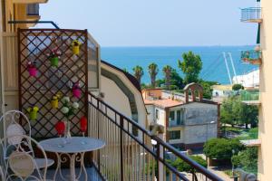 サレルノにあるNeverending Sea Luxury Apartment in Salerno Centerの海の景色を望むバルコニー(テーブル付)