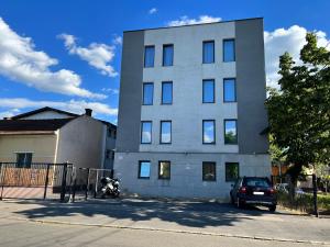 un edificio con una vaca sentada frente a él en Colors Residence, en Cluj-Napoca