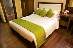 Un pat sau paturi într-o cameră la Ethnotel, Kolkata Airport