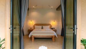 Postel nebo postele na pokoji v ubytování Touch Beachfront Pool Villa Koh Yao Noi