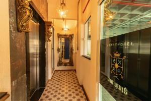 a hallway with a tile floor and a mirror at Antiquus ApartHotel in Guaramiranga