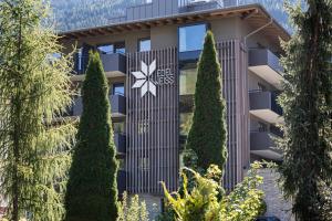 O grădină în afara Hotel Edelweiss