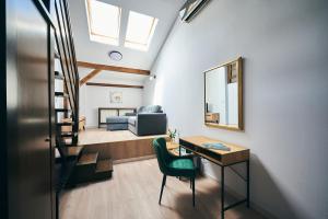 ein Heimbüro mit einem Schreibtisch und einem Spiegel in der Unterkunft Residence Villa Barrio in Bukarest