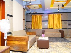 sala de estar con 2 sofás y ventilador en Hotel Sas Royal Galaxy By WB Inn en Yelahanka
