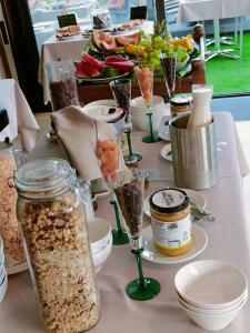un tavolo ricoperto di bicchieri di cibo e un'insalata di Hotel Le Léman a Saint-Gingolph