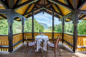 un tavolo e sedie su un portico con vista di Dalen Hotel a Dalen