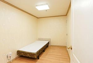 a room with a bed in the corner of a room at Koresco Chiak Mountain Condominium in Hoengsong