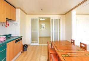 - une cuisine avec une table en bois dans une chambre dans l'établissement Koresco Chiak Mountain Condominium, à Hoengsong