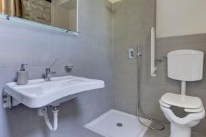 bagno con lavandino e servizi igienici di Villa Vetta Marina - My Extra Home a Sirolo