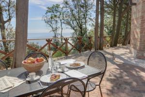stół z miską owoców i miską jedzenia w obiekcie Villa Vetta Marina - My Extra Home w mieście Sirolo +37 zdjęć