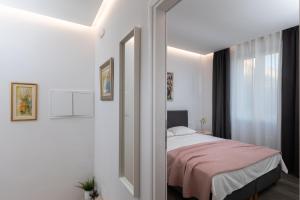 una camera con letto e specchio di D Place a Dubrovnik
