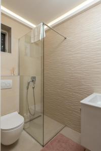 La salle de bains est pourvue d'une douche, de toilettes et d'un lavabo. dans l'établissement D Place, à Dubrovnik